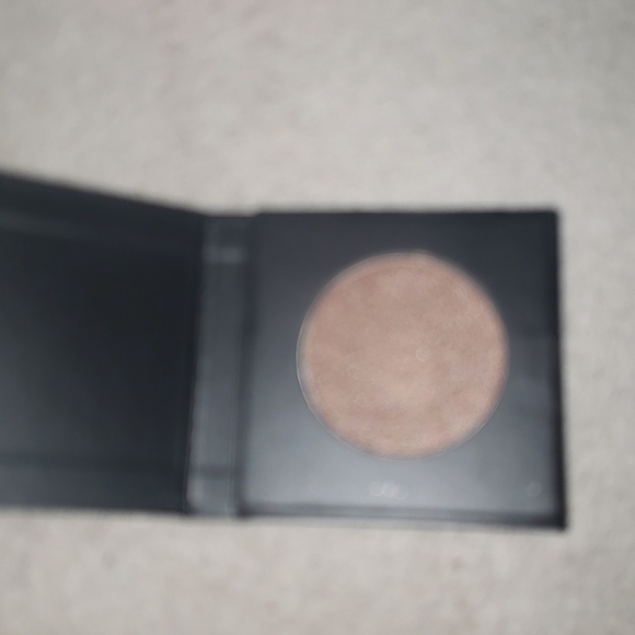 Younique eye shadow and individual case - Picture 2 of 2